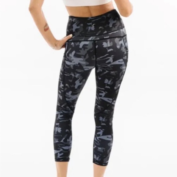Zyia Active Black Camo Light n Tight High Rise Capris - Picture 2 of 10